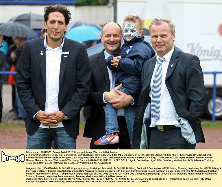 MSV-Vereinschef Andreas Rüttgers mit seinem Sohn Ben, Sportdirektor Ivica Grlic (l.) und Geschäftsführer Roland Kentsch.