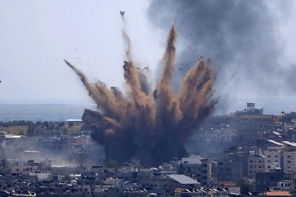  Gaza: Rauch steigt auf nach einem israelischen Luftangriffen. Seit dem 10. Mai beschießen militante Palästinenser Israel mit Raketen. Israels Armee reagiert darauf mit Angriffen auf Ziele im Gazastreifen, vor allem durch die Luftwaffe. Auf beiden Seiten gab es Tote. 