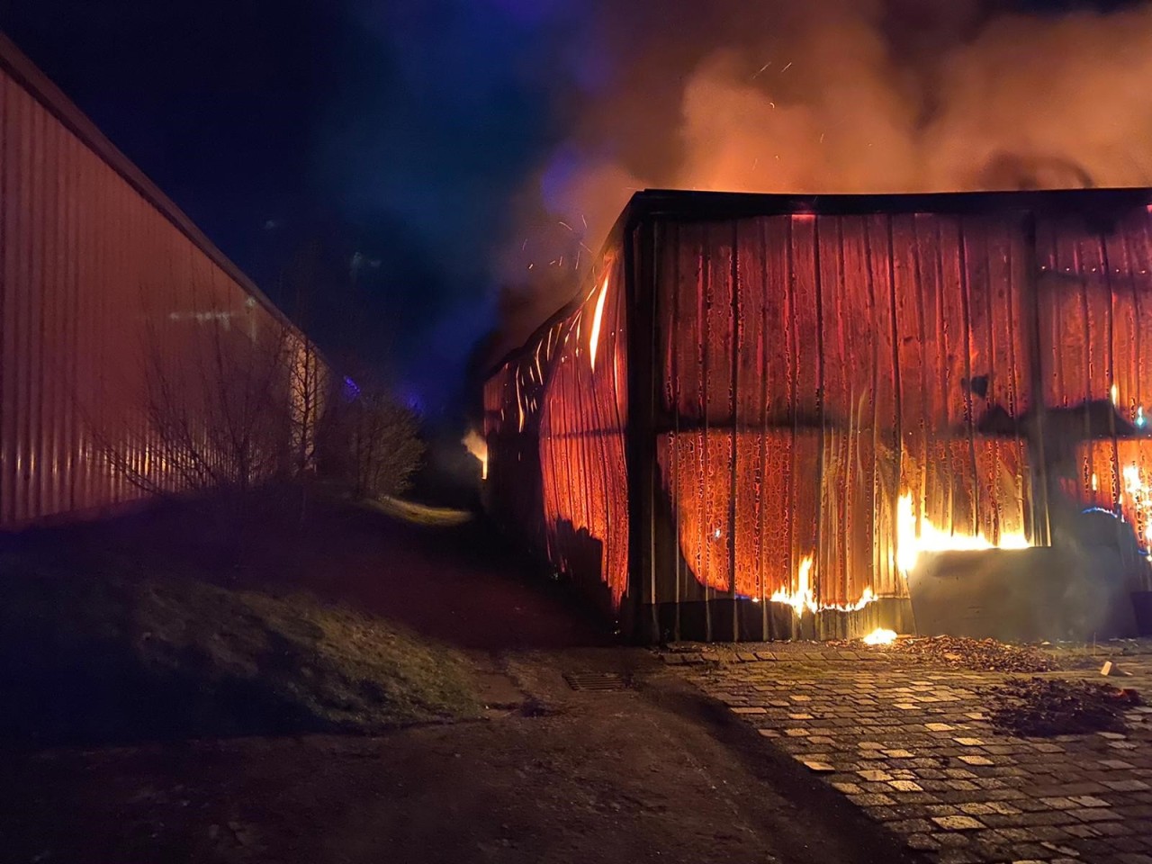 NRW: Die Lagerhalle in Witten stand lichterloh in Flammen. 