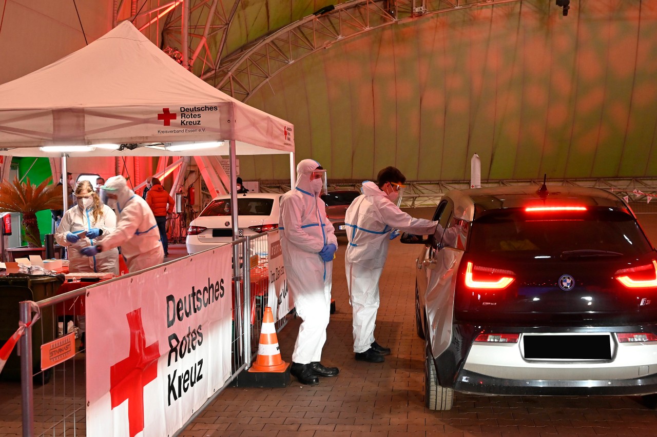 NRW: Das Testzentrum im Luftschiffhangar am Flughafen Essen-Muelheim. 