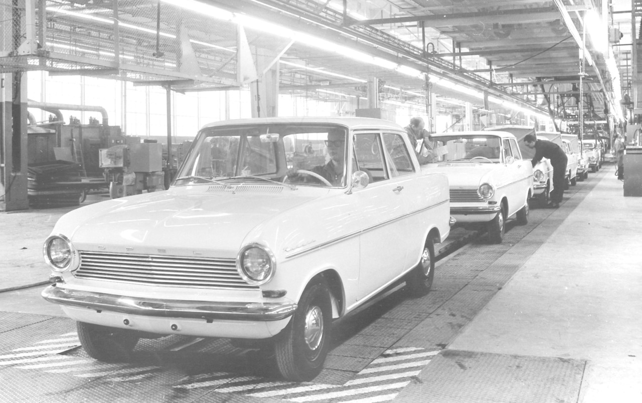 Opel Bochum 1962 - damals ging es nur bergauf mit der Autoproduktion. Das Foto zeigt die Endfertigung des Opel Kadett Modell A.