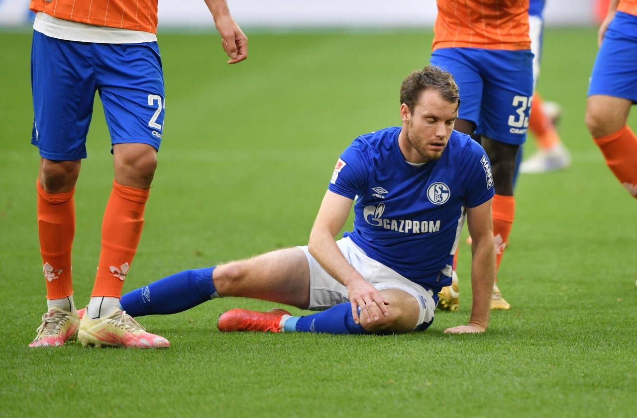 Thomas Ouwejan umringt von Gegenspielern – der Niederländer wurde als Herz des Schalke-Angriffsspiels ausgemacht.
