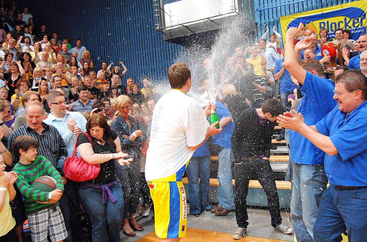Nach dem Bundesliga-Aufstieg im April 2009, hier Thomas Dreesen, muss Phoenix eine neue Spielstätte finden.
