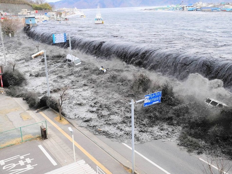 11. März: Ein Erdbeben der Stärke 8,11 verursacht eine Tsunami-Welle, die mehrere Küstenstädte im nördlichen Japan zerstört. Über 15000 Tote - und noch immer gelten etwa 3500 Menschen als vermisst. Viele Überlebende...