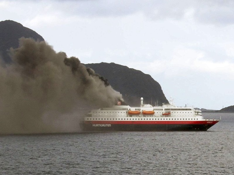 15. September: Auf der Nordlys, einm Schiff der berühmten norwegischen Hurtigruten bricht ein Feuer aus. Die Passagiere werden in Sicherheit gebracht, aber zwei Besatzungsmitglieder kommen ums Leben.