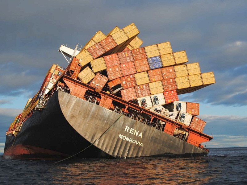 5. Oktober: Das Containerschiff Rena läuft auf das SAstrolabe-Riff vor Neuseeland. Container kippen ins Meer, Öl läuft aus, für die Regierung ist es die schlimmste Umweltkatastrophe in der Geschichte des Landes. Lange droht die Rena auseinanderzubrechen, auch im Dezember ist sie noch nicht geborgen.