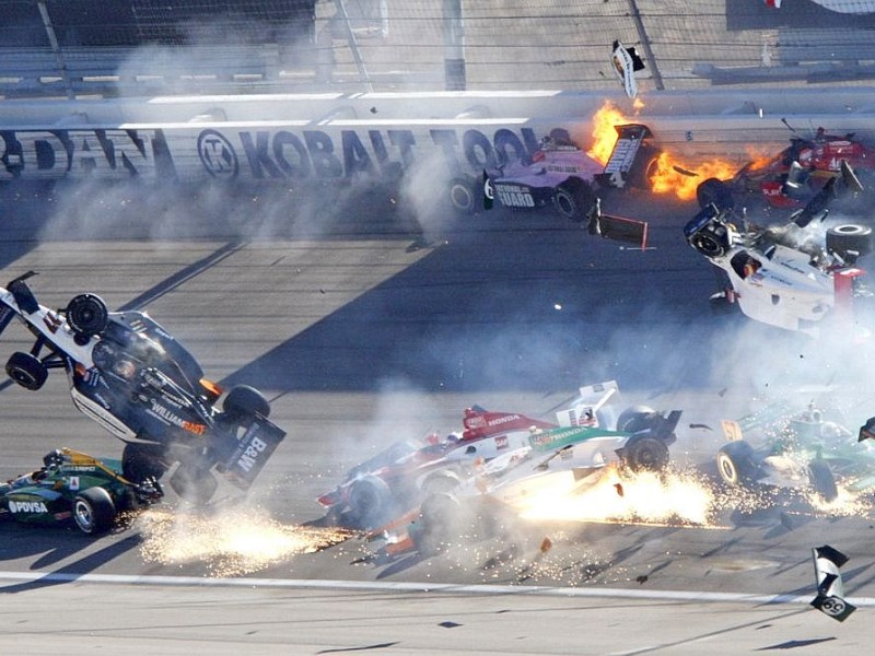 16. Oktober: Beim Rennen der Indy-Car-Serie in Las Vegas kommt es zum Massencrash mit 15 Wagen. Links in der Luft: Das Auto von Dan Wheldon, der den Crash nicht übeleben wird.