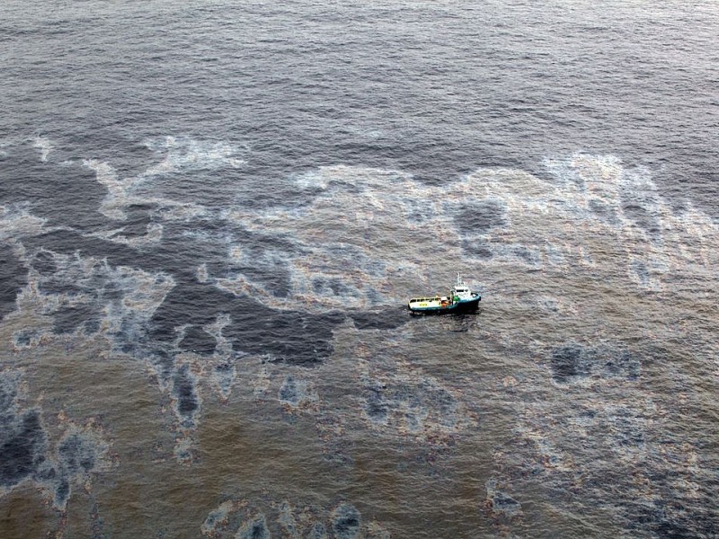 8. November: Eine Tiefsee-Ölplattform von Chevron und Petrobras vor der Brasilianischen Küste verliert Öl. Es dauert eine Woche, bis das Leck am Meeresgrund geschlossen werden kann.  Der Ölteppich trifft aber nicht auf die Küste.
