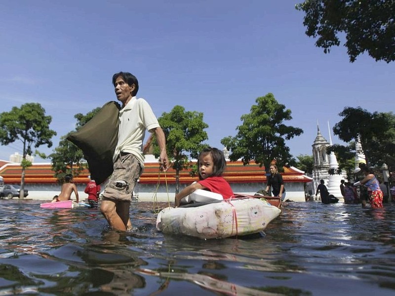 20. Oktober: Das Hochwasser, das seit Juli in Thailand herrscht, erreicht das Zentrum der Hauptstadt Bangkok. Thailand beklagt über 500 Tote und - weil sich das Wasser schon seit Monaten hält - einen immensen wirtschaftlichen Schaden.