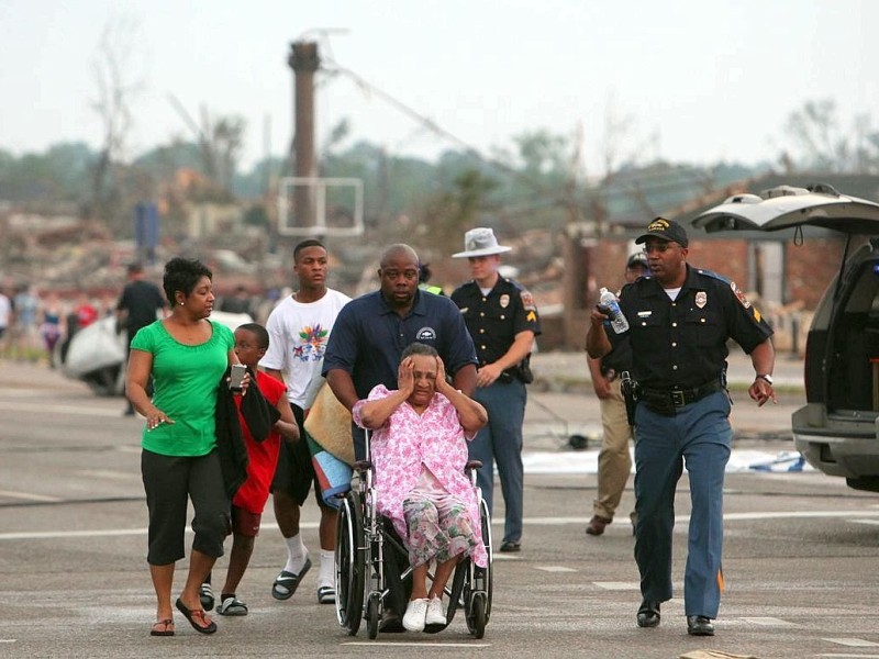 27. April: Eine Serie von Tornados richtet Verwüstungen im Süden der USA an. Über 250 Menschen kommen ums Leben Tausende werden obdachlos, besonders schwer trifft es Tuscaloosa in Alabama.