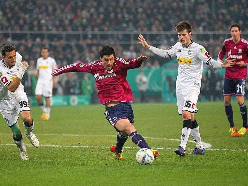 Für die Borussia trafen Juan Arango und zwei Mal Marco Reus - Julian Draxler erzielte zwischenzeitlich das 1:2 für Königsblau.