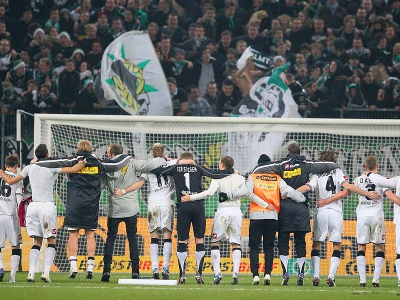 Nach einem 3:1-Sieg gegen den FC Schalke 04 erreicht Borussia Mönchengladbach das Viertelfinale des DFB-Pokals.