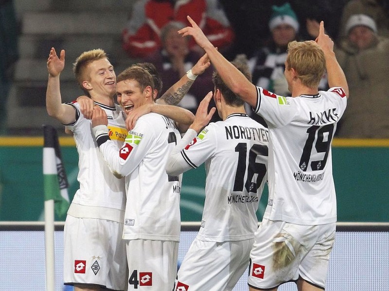 Nach einem 3:1-Sieg gegen den FC Schalke 04 erreicht Borussia Mönchengladbach das Viertelfinale des DFB-Pokals.