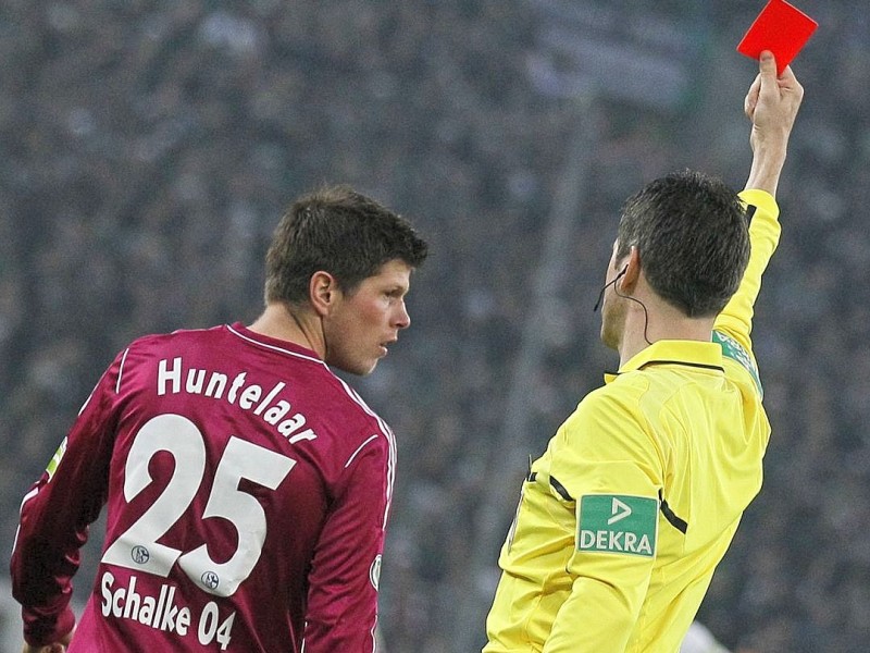 Das hat Schalke geschwächt: Stürmer Klaas-Jan Huntelaar muss in der 46. Minute nach einer Gelb-Roten Karte vom Platz gehen.
