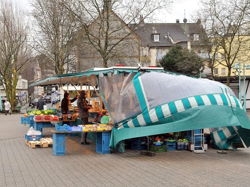 ...Januar-Tage. Auf dem Wochenmarkt am Europaplatz in Velbert zerrte der Wind an den Planen der Verkaufstände. In Wuppertal...
