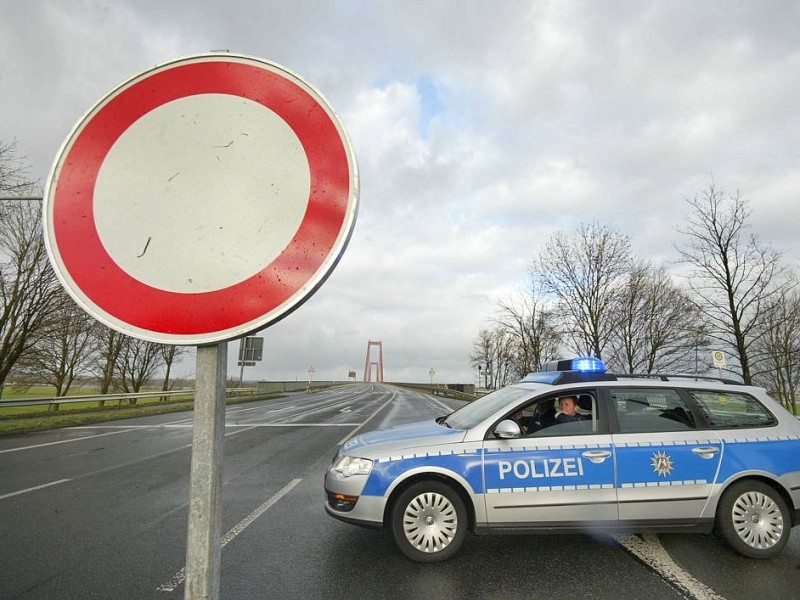 ...Emmerich und Kleve wurde die Rheinbrücke wegen des Sturms Andrea voll gesperrt. Polizei...