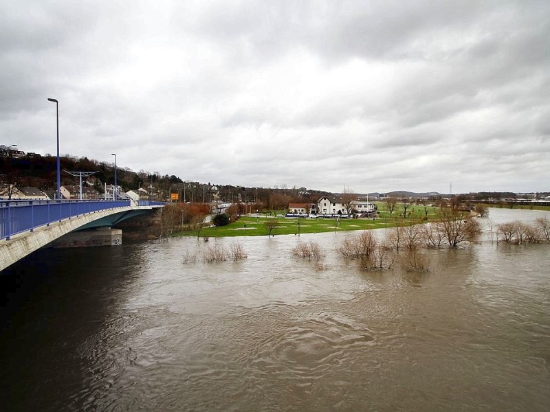 ...zeigt ein Blick von der neuen Ruhrbrücke Richtung Campingplatz Stolle das Hochwasser an der Ruhr. In Wesel...