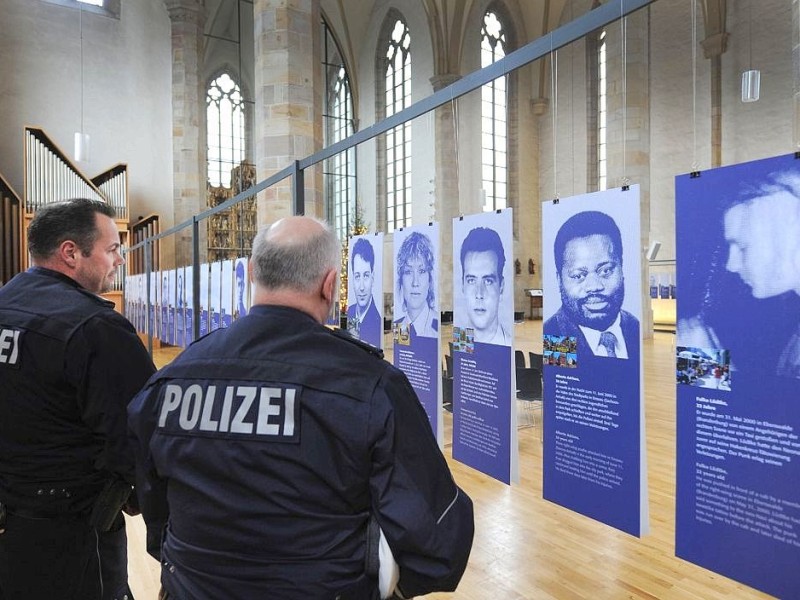 Die Polizeibeamten sollen die Ausstellung im Blick behalten, um Provokationen von Neonazis zu verhindern.