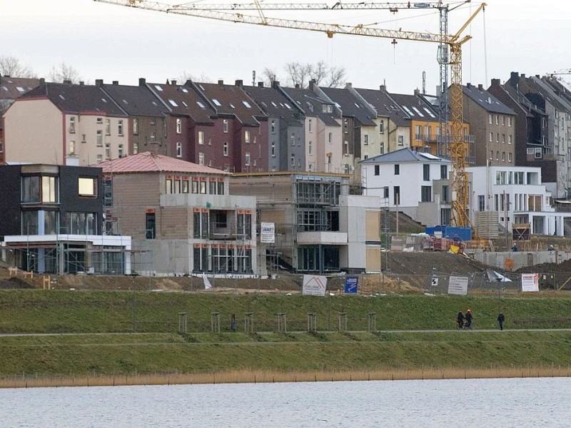 Rege Bautätigkeit herrscht am Nordufer des Phoenixsees in Dortmund Hörde. Die ersten Familien sind bereits in ihre neu erbauten Häuser eingezogen.