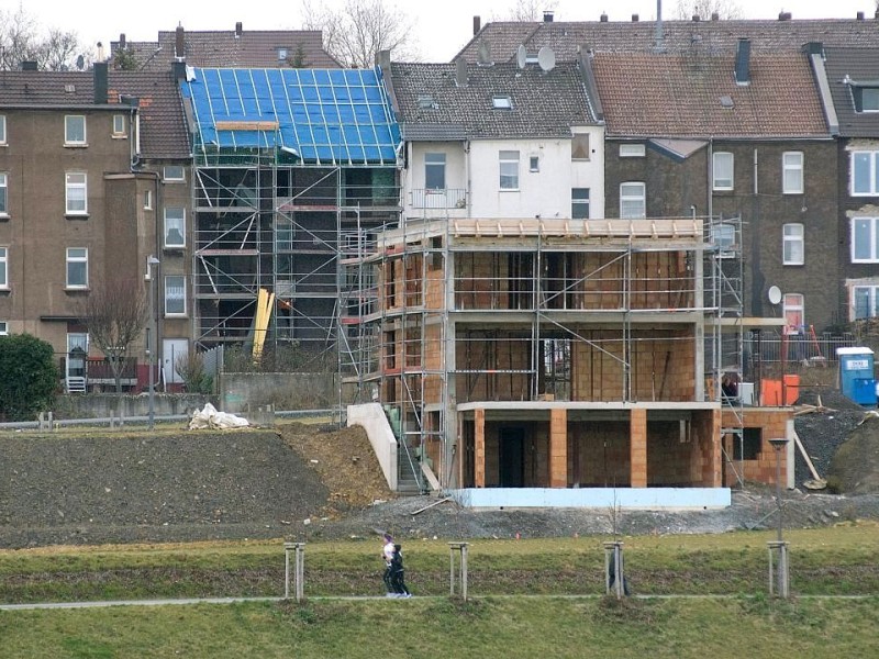 Rege Bautätigkeit herrscht am Nordufer des Phoenixsees in Dortmund Hörde. Die ersten Familien sind bereits in ihre neu erbauten Häuser eingezogen. Auch schon bestehende Gebäude an der Weingartenstraße werden zunehmend renoviert.