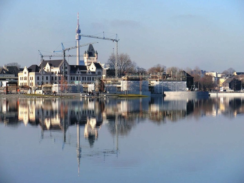 Rege Bautätigkeit am Phoenixsee mit Blick auf die Hörder Burg in Dortmund Hörde am Freitag, 26. Januar 2012.Foto: Franz Luthe