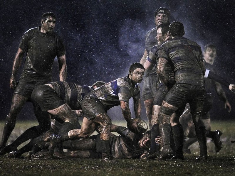 Der Ire Ray McManus arbeitet für Sportsfile, machte den zweiten Platz Sport. Seine Fotografie zeigt eine Szene aus einem Rugby-Spiel zwischenOld Belvedere und Blackrock. Sie Mannschaften trafen am 5. Februar 2011 in Dublin bei Starregen aufeinander.