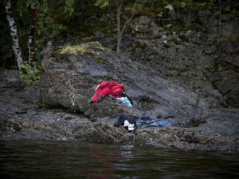 Der schwedische Fotograf Niclas Hammerstrom der für das Aftonbladet arbeitet wurde Zweiter in der Kategorie Spot News Stories. Seine Serie Utoya zeigt die Klamotten, die Leute auf der Flucht vor dem Amokläufer am Ufer zurückgelassen haben um sich von der Insel zu retten. Sie sprangen am 22. Juli 2011 im norwegischen Utoya ins Wasser um den Schüssen von Anders Behring Breivik, der 69 Menschen tötete, zu entkommen.