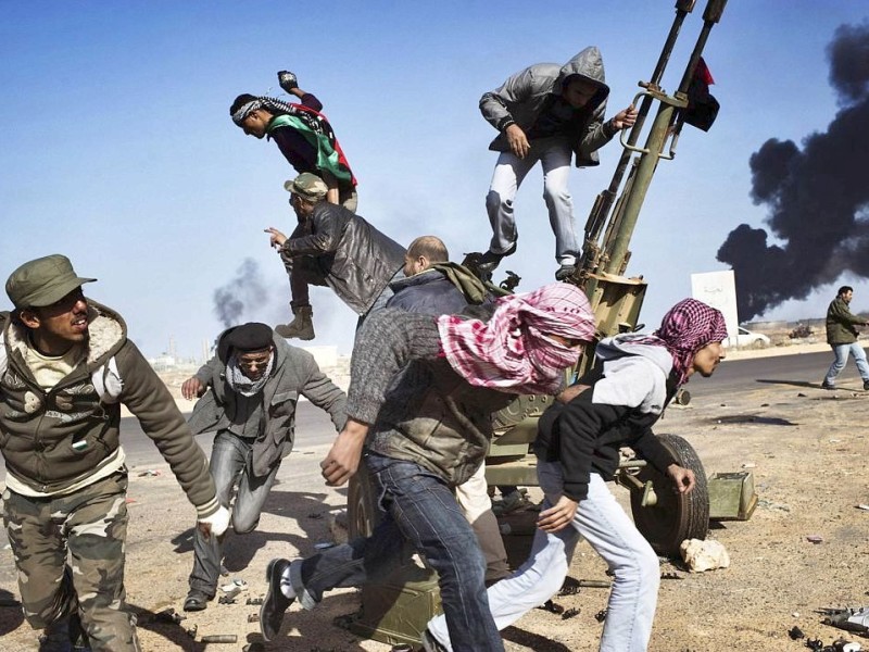 Der Russe Yuri Kozyrev (Noor Images) fotografierte für Time, und gewann den ersten Preis in der Kategorie Spot News Single. Sein Bilde zeigt Rebellen im libyschen Ras Lanuf.