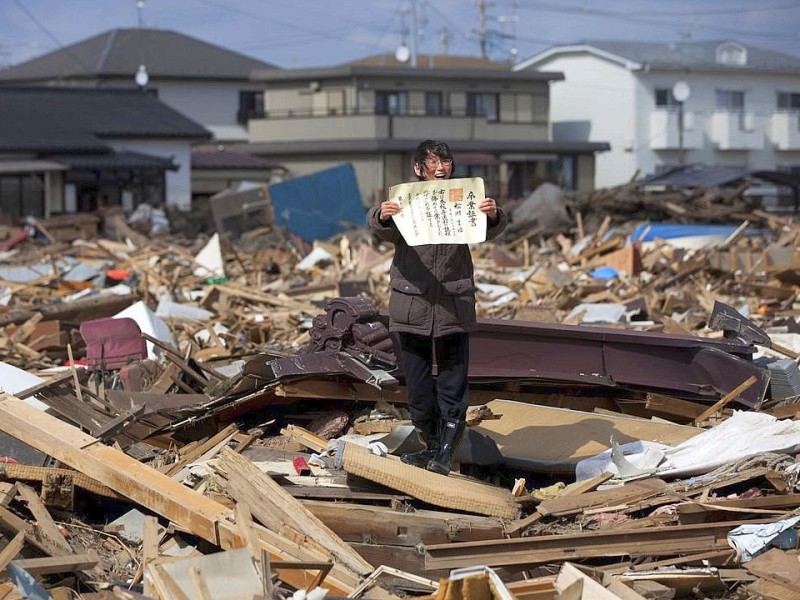 Den ersten Platz in der Kategorie News Stories gewann der Japaner Yasuyoshi Chiba (Agence France-Presse) mit einem Foto über die Folgen des Tsunamis  Chieko Matsukawa hält das Diplom ihrer Tochter in die Kamera, das sie im zerstörten Haus der Familie gefunden hat.