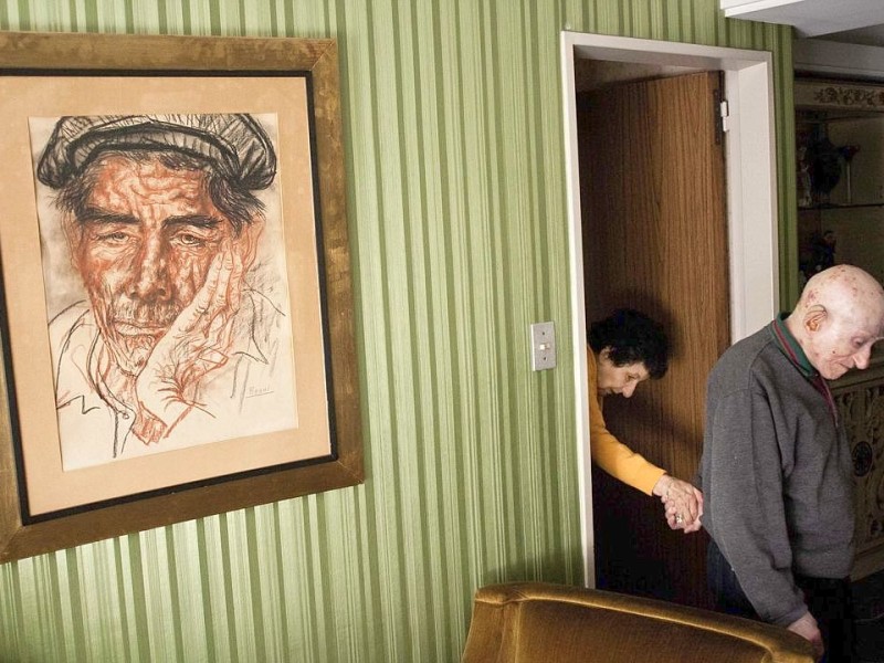 Alejandro Kirchuk aus Argentinien gewann in der Kategorie Daily Life Stories mit der Serie Never Let You Go, die aus dem Leben eines alten Ehepaares in Buenos Aires erzählt. Monica (87) leidet an Alzheimer, Marcos (89) pflegt sie zu Hause. Er möchte sie nach 65 gemeinsamen Jahren nicht in ein Heim geben.