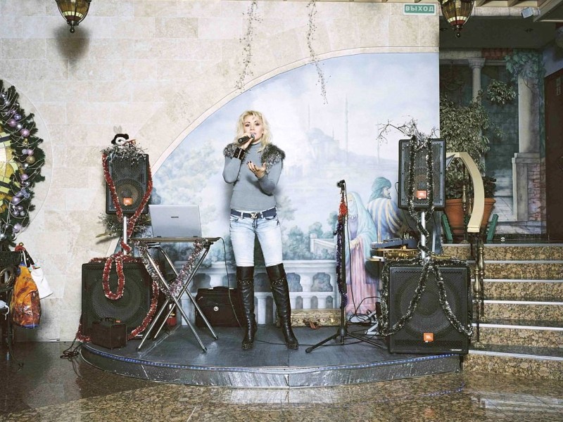 The Sochi Project: Sochi Singers heißt die Serie, mit der Rob Hornstra aus den Niederlanden den ersten Preis in der Kategorie Arts and Entertainment Stories gewonnen hat. Auf dem Foto ist Marika Bajur zu sehen, die in einem Restaurant am Schwarzen Meer für vorwiegend russische Touristen singt.