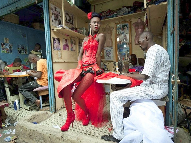 Vincent Boisot gewann den zweiten Preis in der Kategorie Arts and Entertainment Singles mit dem Bild eines senegalesischen Models, aufgenommen bei der 9. Dakar Fashion Week.