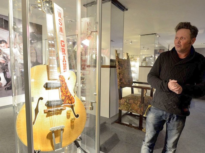 Andreas Schroer vor einem besonderen Ausstellungsstück, einer Gitarre des King.