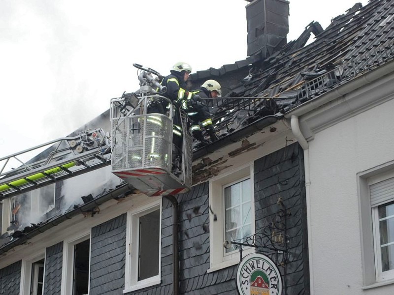 Bei dem Brand im Westfälischen Hof in Ennepetal-Voerde starb am frühen Mittwochmorgen der 65-jährige Mieter der Dachgeschosswohnung.