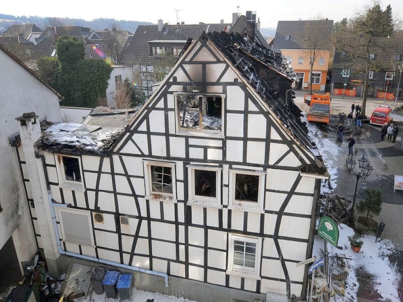 Bei dem Brand im Westfälischen Hof in Ennepetal-Voerde starb am frühen Mittwochmorgen der 65-jährige Mieter der Dachgeschosswohnung.
