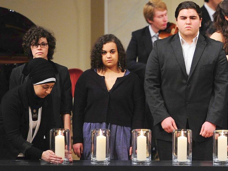 Zehn weiße Kerzen stehen nebeneinander:
