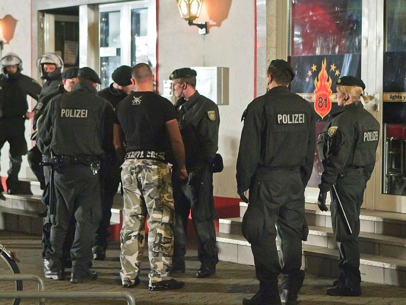 NRW-weite Razzia im Rockermilieu: Hintergrund ist die Massenschlägerei zwischen Rockern in Mönchengladbach Ende Januar. In Düsseldorf-Gerresheim stattete die Polizei dem Klub „Clan 81“ einen Besuch ab. Der Klub gilt als Unterstützer der Hells Angels. Dabei wurde eher zufällig eine große Hanfplantage entdeckt. Foto: Lars Heidrich / WAZ Foto Pool