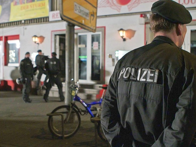 NRW-weite Razzia im Rockermilieu: Hintergrund ist die Massenschlägerei zwischen Rockern in Mönchengladbach Ende Januar. In Düsseldorf-Gerresheim stattete die Polizei dem Klub „Clan 81“ einen Besuch ab. Der Klub gilt als Unterstützer der Hells Angels. Dabei wurde eher zufällig eine große Hanfplantage entdeckt. Foto: Lars Heidrich / WAZ Foto Pool