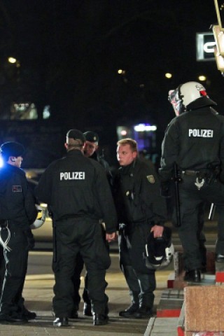 NRW-weite Razzia im Rockermilieu: Hintergrund ist die Massenschlägerei zwischen Rockern in Mönchengladbach Ende Januar. In Düsseldorf-Gerresheim stattete die Polizei dem Klub „Clan 81“ einen Besuch ab. Der Klub gilt als Unterstützer der Hells Angels. Dabei wurde eher zufällig eine große Hanfplantage entdeckt. Foto: Lars Heidrich / WAZ Foto Pool