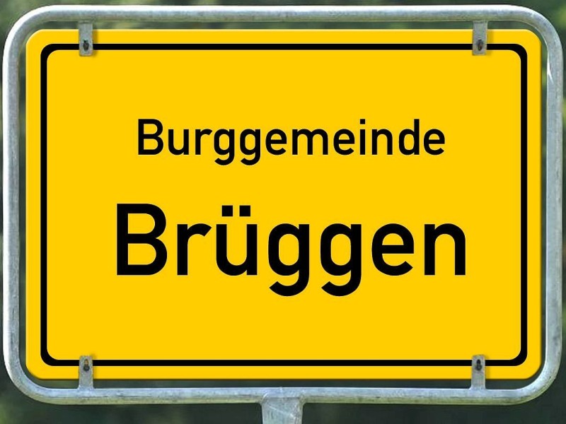 Brüggen am Niederrhein verewigt das Wasserschloss Burg Brüggen auf dem Ortsschild.