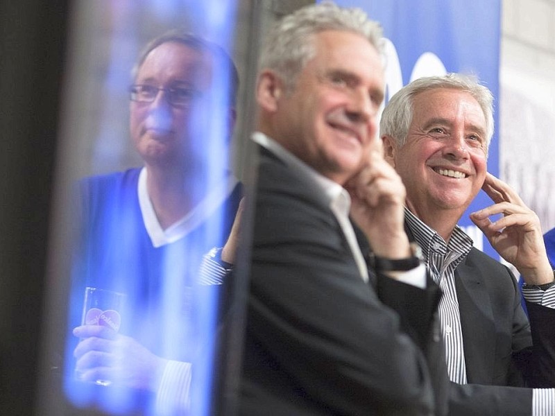 Talkrunde mit Helmut und Erwin Kremers bei der Veranstaltung - Ein Abend unter Schalkern - , in der es um die Pokalsiger - Mannschaft von 1972 ging, am Dienstag, 20.03.2012 im Presseraum der Veltins - Arena in Gelsenkirchen.Foto: Bernd Lauter / WAZ FotoPool