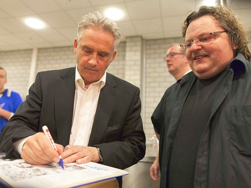 Helmut Kremers gibt Autogramme bei der Veranstaltung - Ein Abend unter Schalkern - , in der es um die Pokalsiger - Mannschaft von 1972 ging, am Dienstag, 20.03.2012 im Presseraum der Veltins - Arena in Gelsenkirchen.Foto: Bernd Lauter / WAZ FotoPool