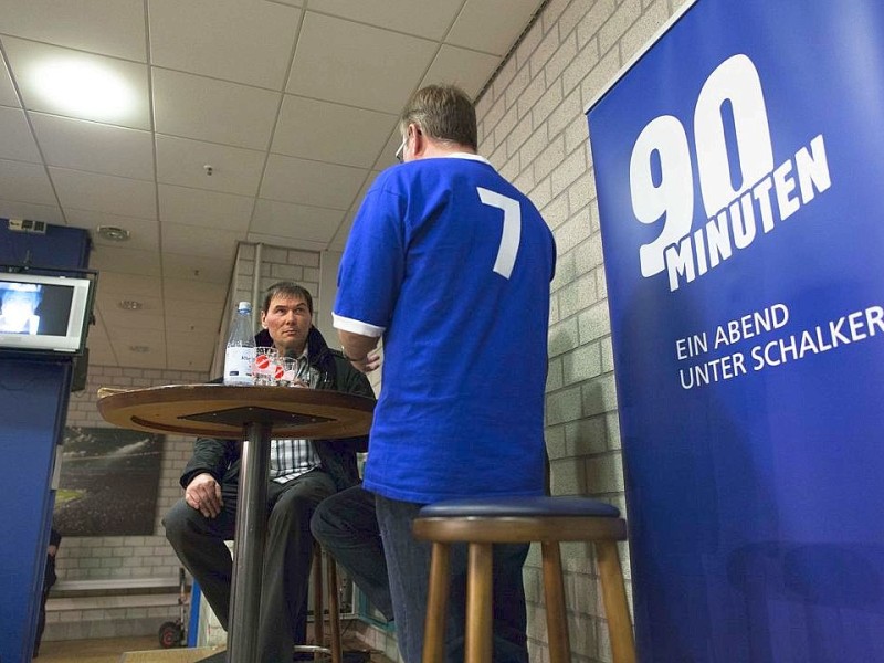 Talkrunde mit Norbert Nigbur bei der Veranstaltung - Ein Abend unter Schalkern - , in der es um die Pokalsiger - Mannschaft von 1972 ging, am Dienstag, 20.03.2012 im Presseraum der Veltins - Arena in Gelsenkirchen.Foto: Bernd Lauter / WAZ FotoPool