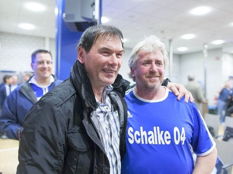 Norbert Nigbur mit Schalke - Fans bei der Veranstaltung - Ein Abend unter Schalkern - , in der es um die Pokalsiger - Mannschaft von 1972 ging, am Dienstag, 20.03.2012 im Presseraum der Veltins - Arena in Gelsenkirchen.Foto: Bernd Lauter / WAZ FotoPool