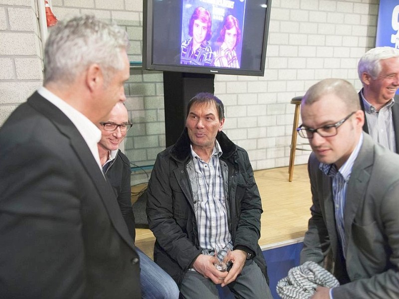 Norbert Nigbur (M.) mit Helmut und Erwin Kremers bei der Veranstaltung - Ein Abend unter Schalkern - , in der es um die Pokalsiger - Mannschaft von 1972 ging, am Dienstag, 20.03.2012 im Presseraum der Veltins - Arena in Gelsenkirchen.Foto: Bernd Lauter / WAZ FotoPool