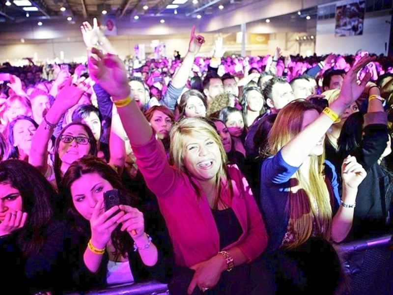 Auch bei Popstar Hande Yener ist die Menge begeistert.