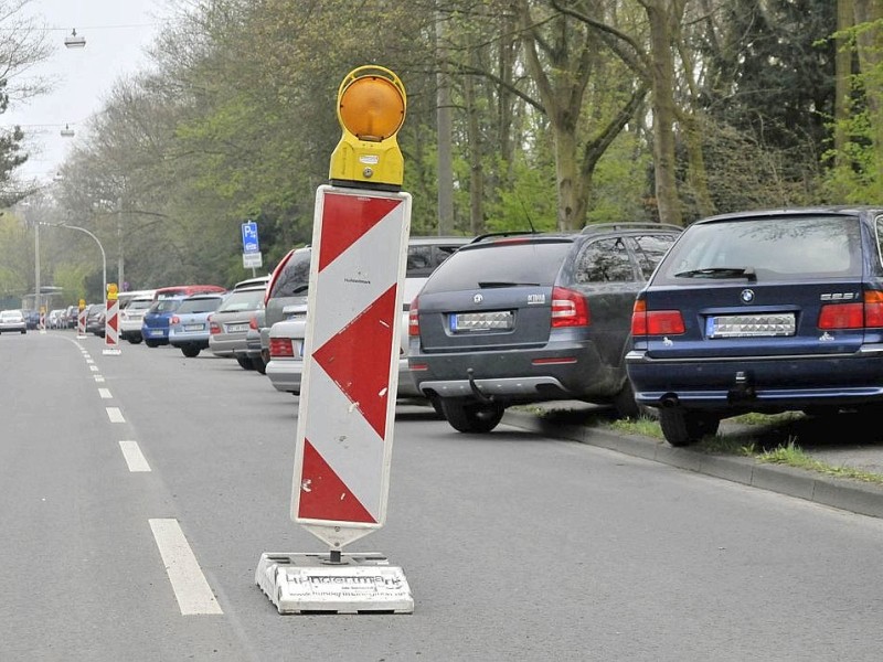 Absperrungen an der Hans-Boeckler-Strasse loesten das Parkproblem.