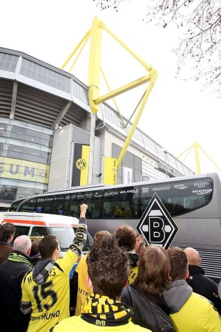 Bei der Ankunft des Gladbacher Mannschaftsbusses grüßen die Fans Marco Reus.
