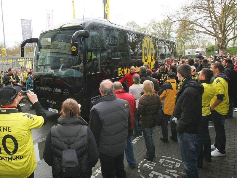 Der Mannschaftsbus erreicht das Stadion.