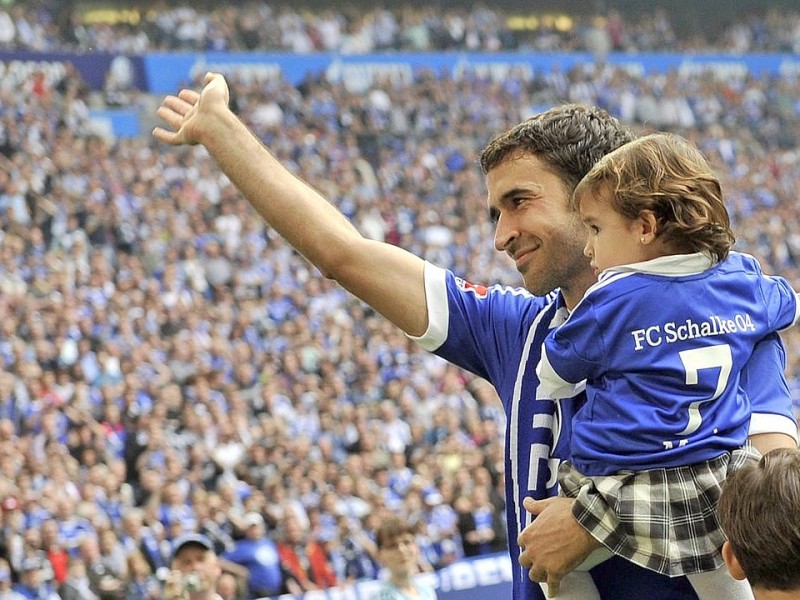 Mit stehenden Ovationen verabschiedeten sich die Fans des FC Schalke von ihrem Liebling Raúl. Der Spanier drehte mit seinen Kindern ein paar Ehrenrunden durch die Arena und bedankte sich bei seinen Anhängern.